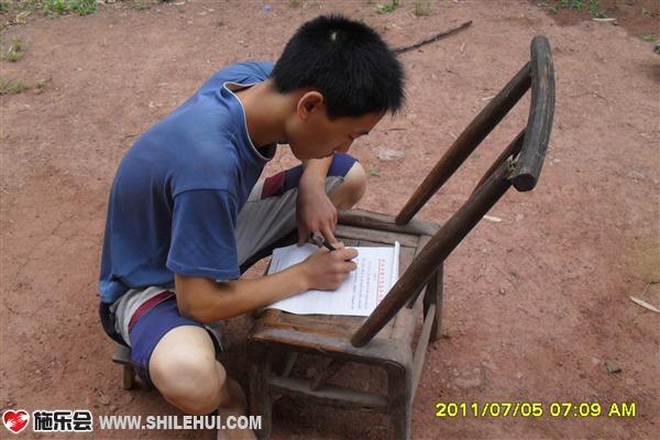 11向桂兵正在写求助信，他写的很认真，真心希望自己能得到帮助.jpg