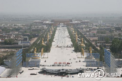 法门寺文化景区10万人广场、山门广场以及连接佛、法、僧三区的佛光大道